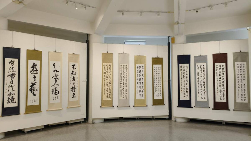 「真如書會」集結全國金牌書法選手，也是台灣國語文競賽寫字的重要推動團體，在明宗書法藝術館邀請下，自即日起至7月24日止盛大舉辦「真如妙墨 2025真如書會聯展」，主辦單位竭誠歡迎各界前往細品書法家們的精彩力作。   圖：黃博郎／攝