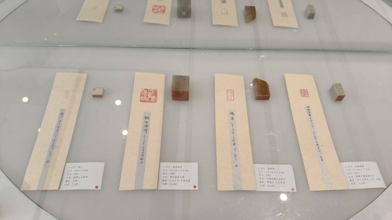 「真如書會」集結全國金牌書法選手，也是台灣國語文競賽寫字的重要推動團體，在明宗書法藝術館邀請下，自即日起至7月24日止盛大舉辦「真如妙墨 2025真如書會聯展」，主辦單位竭誠歡迎各界前往細品書法家們的精彩力作。   圖：黃博郎／攝