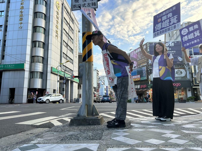 高齡80歲的退休教師「葉霸」葉春蓮頂著豔陽街頭宣傳罷免。   圖：民主攝影家邱萬興提供