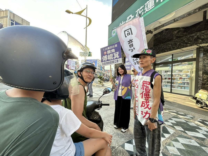 高齡80歲的退休教師「葉霸」葉春蓮頂著豔陽街頭宣傳罷免。   圖：民主攝影家邱萬興提供