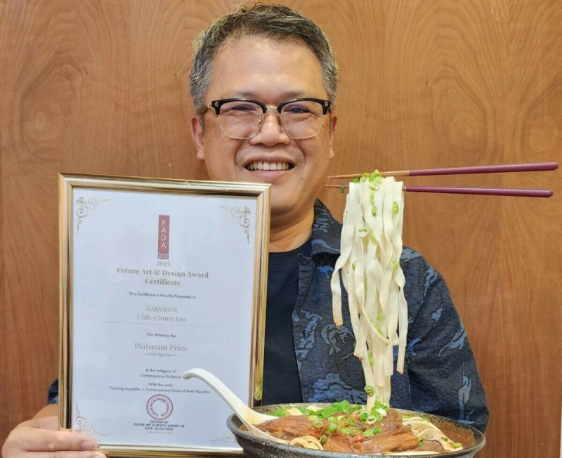 郭志忠以《漂浮的食慾──牛肉麵的當代表述》奪英國Future Art Design Award白金獎。 圖:高科大創新設計學院/提供