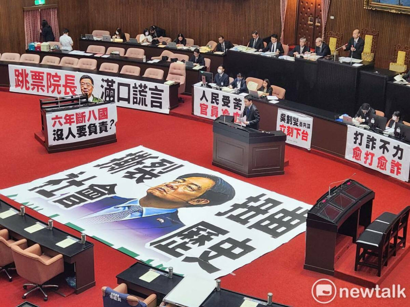 立法院會上午開會前，民眾黨團在議場地板及官員席布置大型標語，痛批總統賴清德「撕裂社會、扭曲歷史」。   圖：黃建豪/攝影