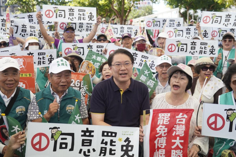 反共護台志工聯盟4日發起「護國大繞境」行動，從花蓮出發，民進黨祕書長林右昌也到現場聲援。   圖：張良一/攝