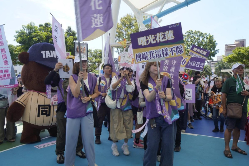 反共護台志工聯盟4日發起「護國大繞境」行動,從花蓮出發,劍指國民黨立法院黨團總召傅崐萁,並將順時針繞行台灣一圈,最後於19日在青島東路舉辦造勢大會。 圖:張良一/攝