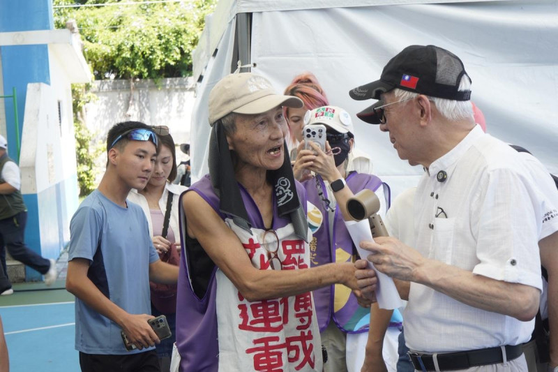 反共護台志工聯盟4日發起「護國大繞境」行動,從花蓮出發,葉霸也到現場聲援。 圖:張良一/攝