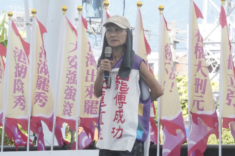 反共護台志工聯盟4日發起「護國大繞境」行動,從花蓮出發,葉霸也到現場聲援。 圖:張良一/攝 反共護台志工聯盟4日發起「護國大繞境」行動,從花蓮出發,葉霸也到現場聲援。 圖:張良一/攝