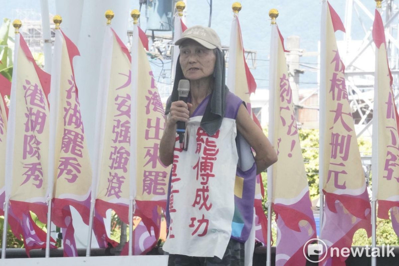 反共護台志工聯盟4日發起「護國大繞境」行動,從花蓮出發,葉霸也到現場聲援。 圖:張良一/攝