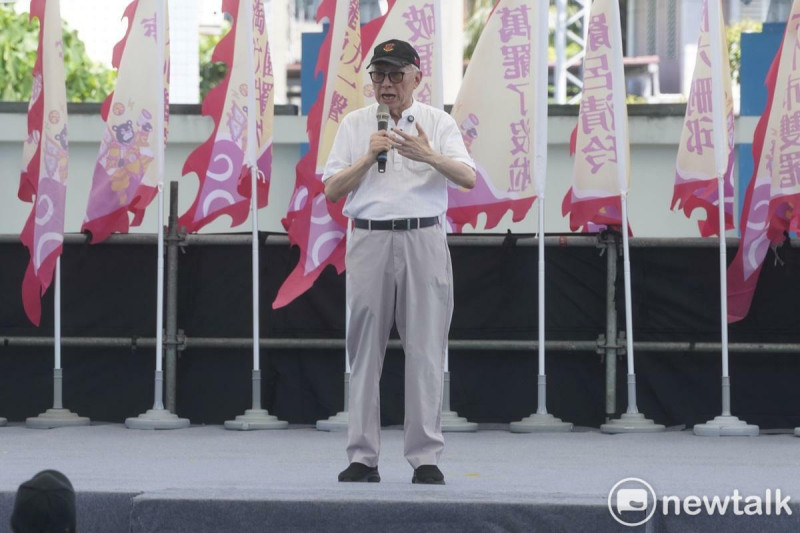 反共護台志工聯盟4日發起「護國大繞境」行動，從花蓮出發，曾興誠上台致詞。   圖：張良一/攝