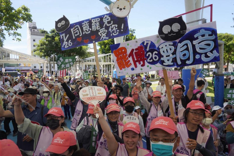 反共護台志工聯盟4日發起「護國大繞境」行動,從花蓮出發,劍指國民黨立法院黨團總召傅崐萁,並將順時針繞行台灣一圈,最後於19日在青島東路舉辦造勢大會。 圖:張良一/攝