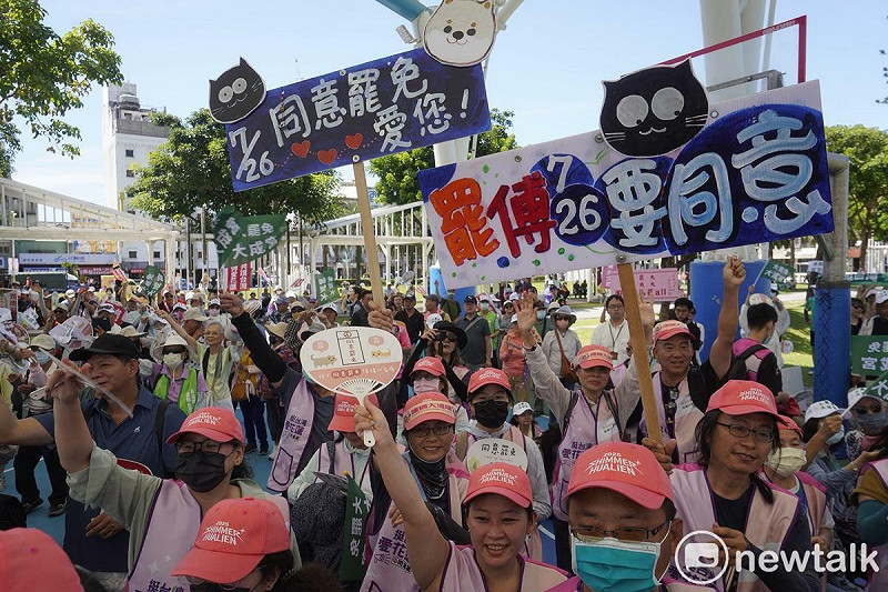 反共護台志工聯盟4日發起「護國大繞境」行動,從花蓮出發,劍指國民黨立法院黨團總召傅崐萁,並將順時針繞行台灣一圈,最後於19日在青島東路舉辦造勢大會。 圖:張良一/攝