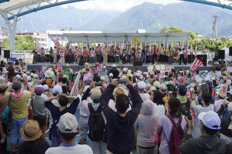 反共護台志工聯盟4日發起「護國大繞境」行動,從花蓮出發,劍指國民黨立法院黨團總召傅崐萁,並將順時針繞行台灣一圈,最後於19日在青島東路舉辦造勢大會。 圖:張良一/攝