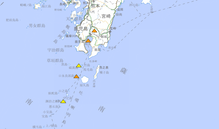 日本九州新燃岳火山自6月底開始連日噴發，且這段時間附近也是地震不斷，甚至鹿耳島外海的離島十島村啟動島外避難計畫。在圖中橘色三角形則是限制進山的警示、黃色三角形是火山口周邊管制的警示。   圖：翻攝自日本氣象廳