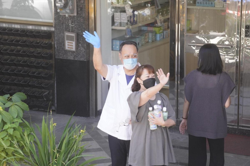 反共護台志工聯盟4日發起「護國大繞境」行動,從花蓮出發,民眾看到車隊紛紛揮手表示支持。 圖:張良一/攝