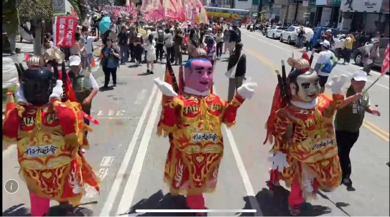 民間三太子呼應罷免傅崐萁活動,沿路受到民眾熱烈歡迎。 圖:張良一攝