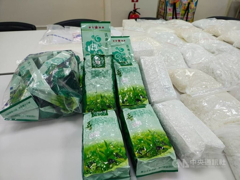 台中警方接獲線報，沙鹿區某日租套房藏放大批毒品愷，案經警方1日前往搜索偵辦，查獲重150公斤、市值新台幣2.4億元毒品愷他命，部分還偽裝成茶葉鐵觀音包裝。（翻攝照片）中央社記者蘇木春傳真  114年7月4日   