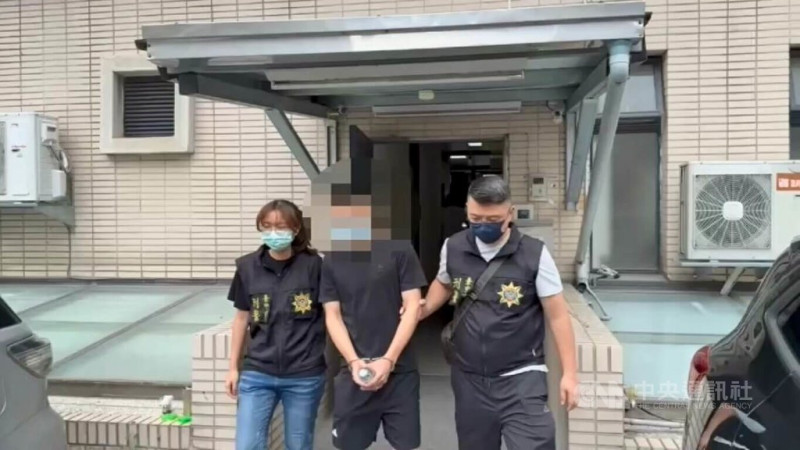 台中警方接獲線報,沙鹿區某日租套房藏放大批毒品,警方1日前往搜索偵辦,查獲重150公斤毒品愷他命,並將持有毒品的王男(中)法辦。(翻攝照片)中央社記者蘇木春傳真 114年7月4日