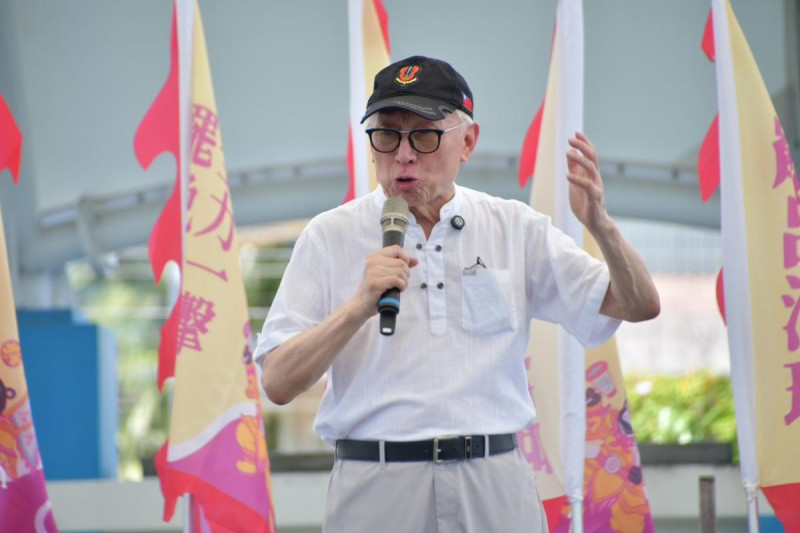反共護台志工聯盟今(4)日上午10時在曹興誠的帶領下,在花蓮市中山公園天幕籃球場舉辦「護國大繞境」誓師大會。 圖:民主攝影家邱萬興提供