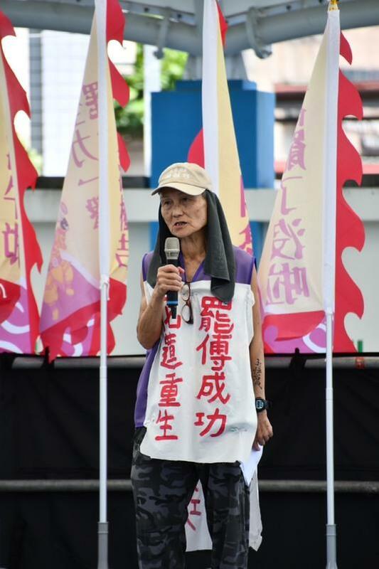 被國民黨立法院黨團總召傅崐萁強勢驅離的葉春蓮老師(葉霸)擔任罷團志工,一同參與花蓮護國大遶境。 圖:民主攝影家邱萬興提供