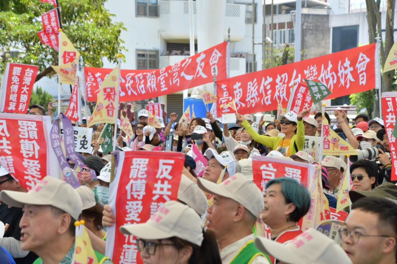 參與的民眾相當多,不畏豔陽與高溫加入「護國大遶境」行列,大聲高喊「0726罷免投同意,讓反共的力量更加有力」。 圖:民主攝影家邱萬興提供
