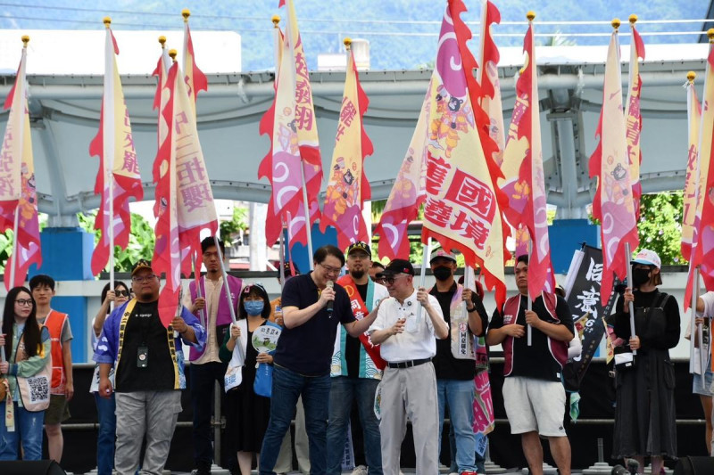 民進黨秘書長林右昌上台致詞,林:「反共護台大家一起加油」。 圖:民主攝影家邱萬興提供