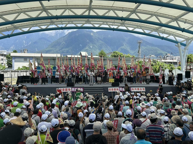 反共護台志工聯盟4日發起「護國大繞境」行動,從花蓮出發,曾興誠上台致詞。 圖:民主攝影家邱萬興提供