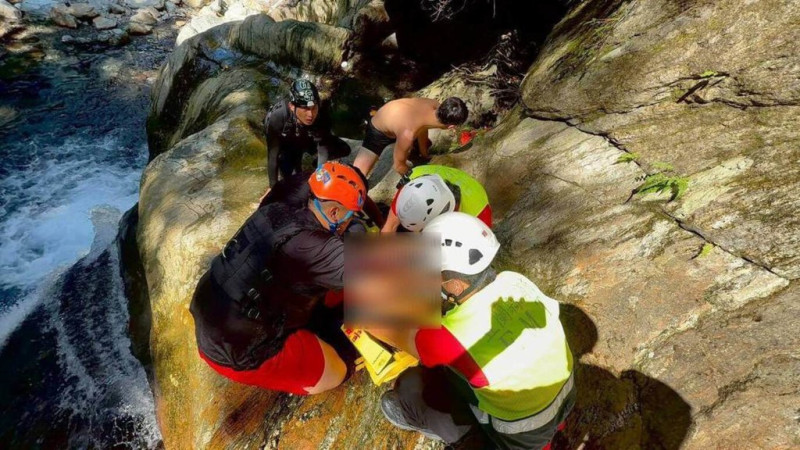來自雙北的11名青少年3日相約前往宜蘭縣南澳鄉金岳瀑布戲水，未料其中1名何姓青少年疑似不熟水性溺斃，警消獲報到場後將何男救起，但已無生命徵象，送醫後仍不治。（讀者提供）中央社記者沈如峰宜蘭傳真  114年7月4日   