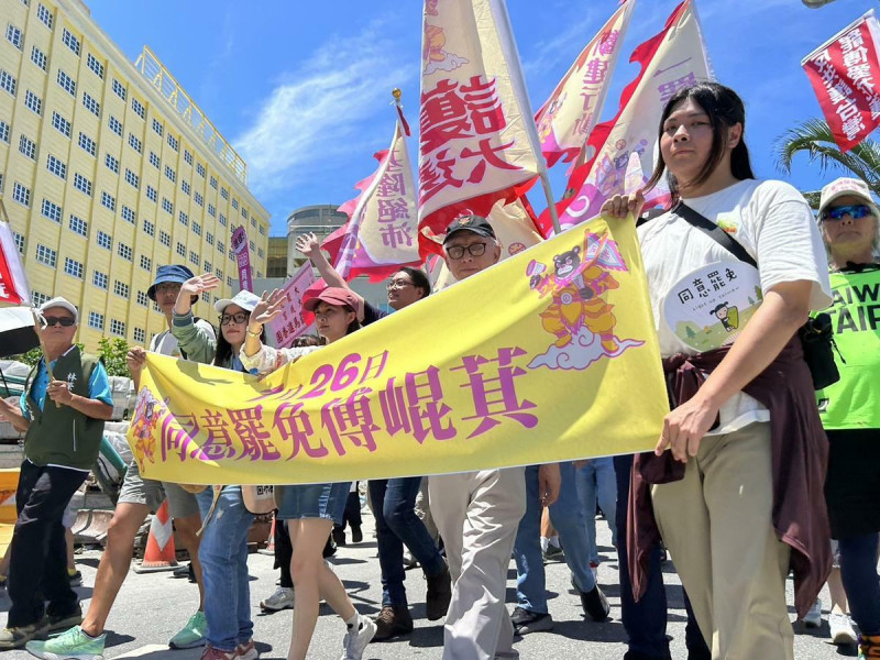 反共護台志工聯盟4日發起「護國大繞境」行動,以花蓮為起點,劍指國民黨立法院黨團總召傅崐萁,繞行路徑順時針沿著台灣繞一圈,終點於19日在青島東路舉辦造勢大會。 圖:民主攝影家邱萬興提供