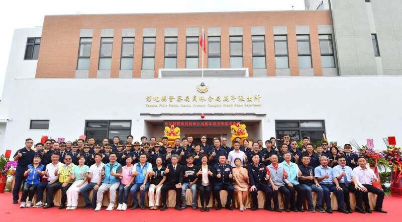 彰化縣警察局員林分局萬年派出所新建辦公廳舍4日啟用，規劃進駐22名警力，縣長王惠美（前排右10）等人出席落成典禮。（彰化縣政府提供）中央社記者蕭博陽彰化縣傳真  114年7月4日   