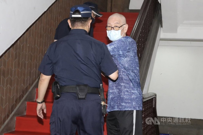退役陸軍中將高安國(右)涉向中共軍情人員索取資金,在台灣整建武裝組織,高院4日開庭,並提訊在押的高安國出庭,面對媒體詢問是否對不起國家等問題,他回應「胡說八道,哪有對不起」?中央社記者謝幸恩攝 114年7月4日