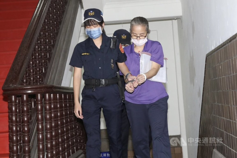 退役陸軍中將高安國涉收受中共資金,在台整建武裝組織,企圖作為中共襲台內應,台灣高等法院4日開庭,並提訊在押的高安國女友劉逸蓁(右)出庭。中央社記者謝幸恩攝 114年7月4日
