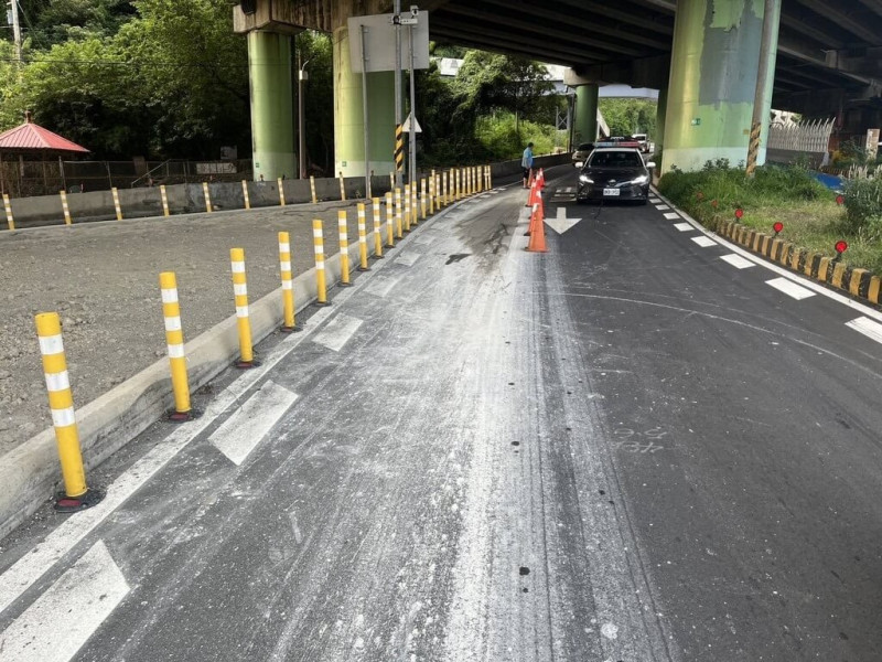 一輛曳引車3日傍晚行經苗栗三義台13線伯公坑段，途中滲漏泥沙導致機車騎士接連摔車，其中1名女騎士全身擦挫傷送醫。警方4日表示，經調閱路口監視器已掌握車輛，將通知駕駛到案說明。（警方提供）中央社記者管瑞平傳真  114年7月4日   