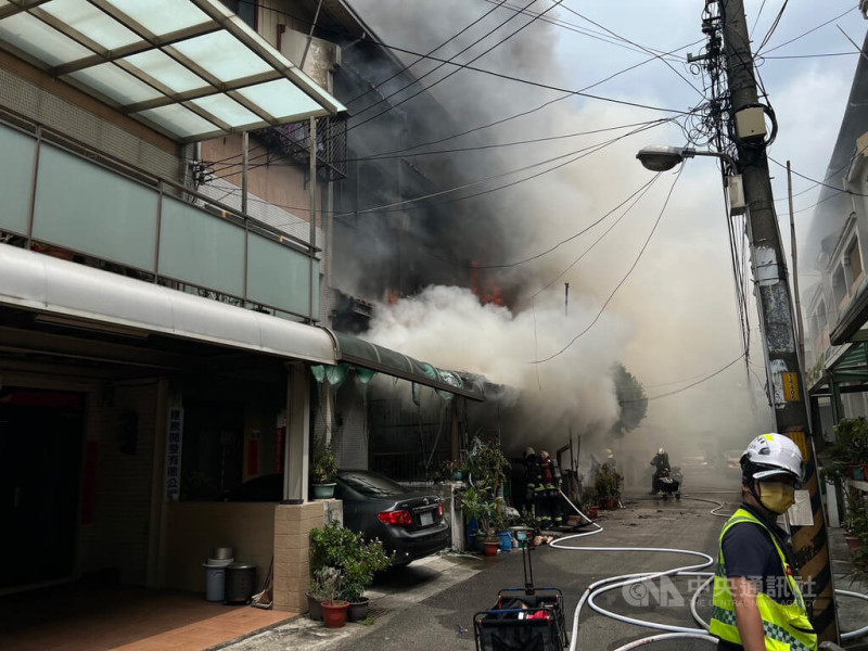 台中市烏日區1處透天民宅4日發生火警，警消到場時冒出火煙，經布署水線搶救，火勢已撲滅，1名70歲女性身體不適無外傷、意識清楚，送醫檢查。（翻攝照片）中央社記者蘇木春傳真  114年7月4日   