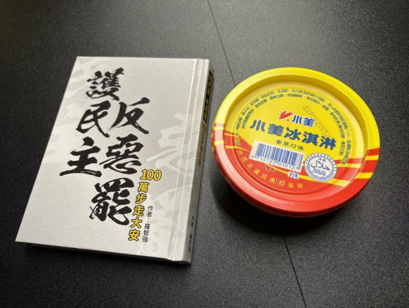 馮光遠狠酸:「小強的書,比小美的冰淇淋沒有大多少,後者,至少還可以消暑」。 圖:翻攝馮光遠臉書