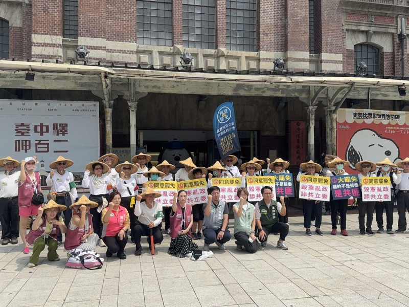 「人民作主志工團」由林義雄領軍，從台中車站出發，要以三天時間走遍中六選區。   圖：敲羅行動/提供