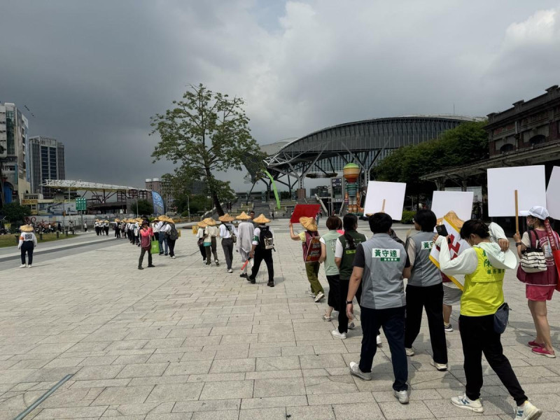 「人民作主志工團」由林義雄領軍,從台中車站出發,要以三天時間走遍中六選區。 圖:敲羅行動/提供