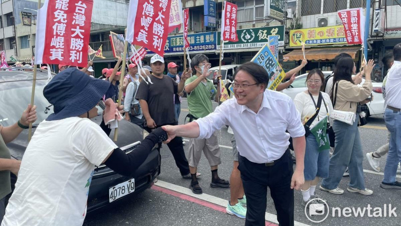 「護國大繞境」林右昌率民進黨公職在花蓮吉安鄉徒步繞境。 圖:高逸帆/攝