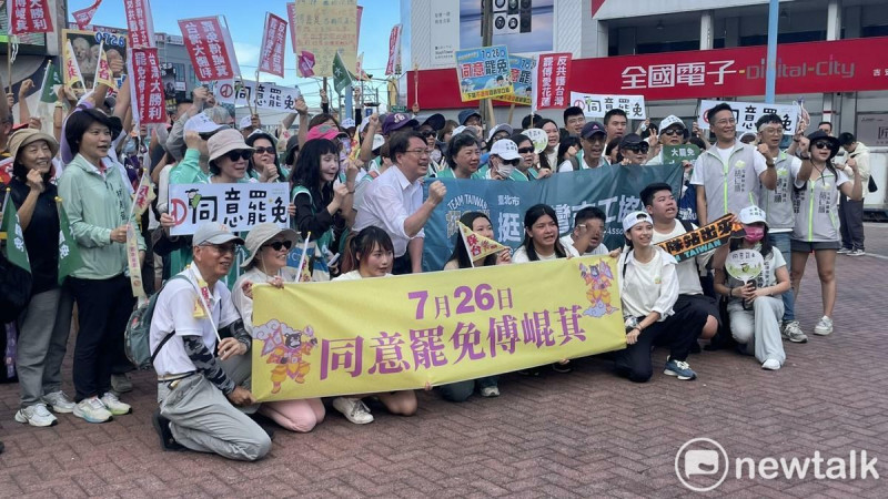 「護國大繞境」林右昌率民進黨公職在花蓮吉安鄉徒步繞境。 圖:高逸帆/攝