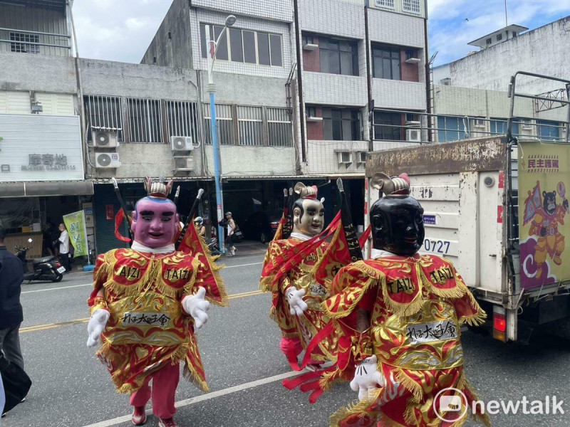 「護國大繞境」林右昌率民進黨公職在花蓮吉安鄉徒步繞境。 圖:高逸帆/攝