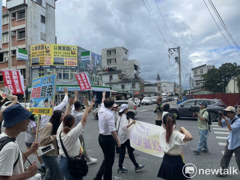 「護國大繞境」林右昌率民進黨公職在花蓮吉安鄉徒步繞境。 圖:高逸帆/攝 「護國大繞境」林右昌率民進黨公職在花蓮吉安鄉徒步繞境。 圖:高逸帆/攝
