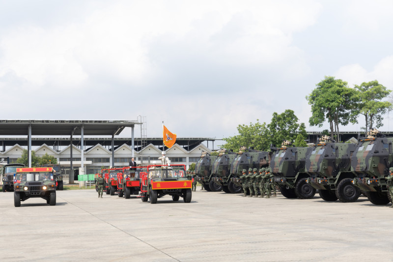 國防部長雇立雄校閱最新成軍「海馬士」多管火箭飛彈連部隊。 圖:國防部提供