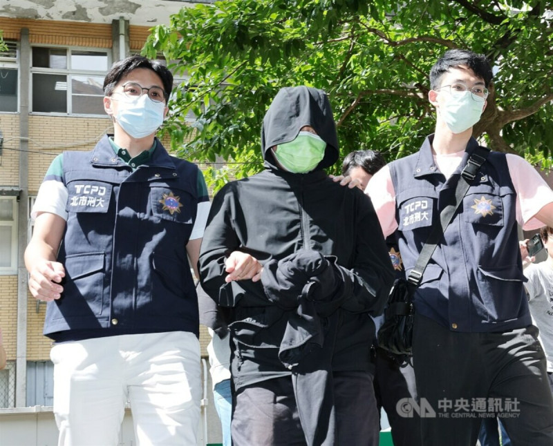 網路出現針對京華城案檢察官的仇恨性圖文,檢調偵辦羈押臉書粉專版主、戴姓工程師,另外台中市的周姓男子(中)、林姓女子情侶檔將戴男上網原圖加工合成再轉貼社群平台,檢調將2人帶回台北偵訊,4日下午移送北檢複訊。中央社記者郭日曉攝 114年7月4日