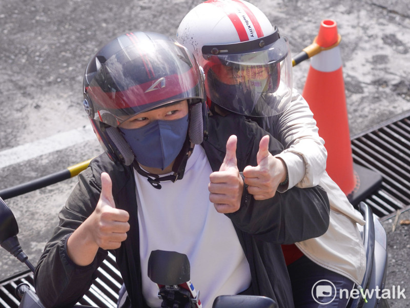 兩位花蓮市民對參加護國大遶境車隊掃街的罷團志工比讚! 圖:張良一/攝