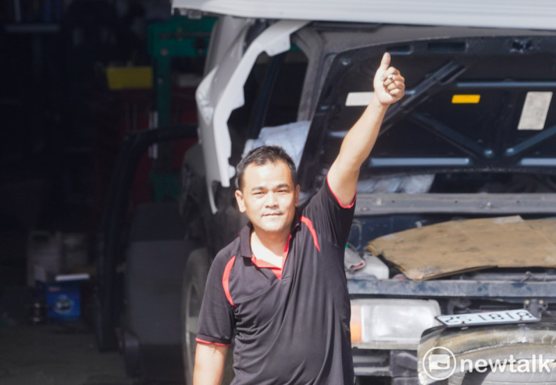 一位花蓮市民對參加護國大遶境車隊掃街的罷團志工豎起大拇指比讚! 圖:張良一/攝