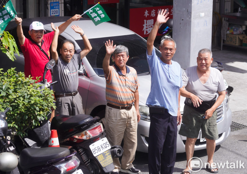 四位花蓮市民對參加護國大遶境車隊掃街的罷團志工揮手致意! 圖:張良一/攝