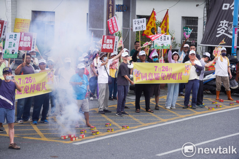 花蓮市民在路口拉著「7月26日同意罷免傅崐萁」布條,聲援參與護國大遶境的罷團志工。 圖:張良一/攝