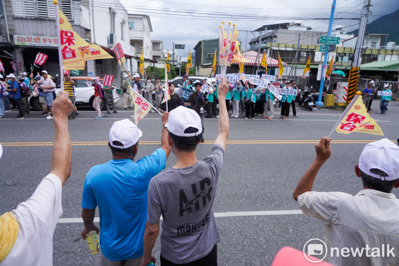 花蓮市民高舉保台旗幟,聲援參與護國大遶境的罷團志工。 圖:張良一/攝