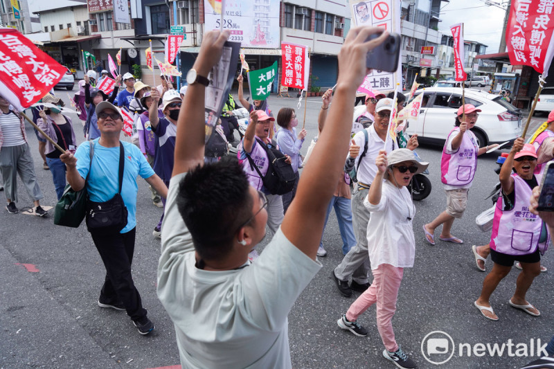 一位花蓮市民張開雙手,聲援參與護國大遶境的罷團志工。 圖:張良一/攝