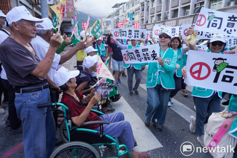 花蓮市民站在路口歡迎參與護國大遶境的罷團志工。 圖:張良一/攝
