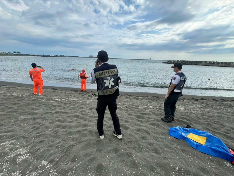 海巡與高雄市消防局在永安區的鑽石沙灘救援被野狗攻擊溺水的老翁。 圖:岡山分局提供