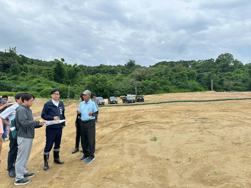 陳其邁(中)親自前往和山光電案場，勘查水土保持與防汛措施執行情形。   圖：高雄市水利局/提供